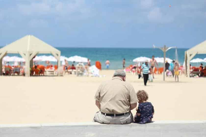 Abuelo con nieta