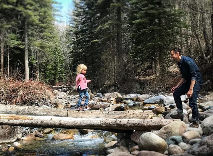 Padre enseñando a su hija